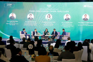 김병호 호치민시개발은행 회장이 11월 22일 하노이에서 열린 베트남 이사회(VIOD) ‘연례 기업지배구조 포럼’의 ‘녹색 거버넌스를 통한 녹색 금융 및 투자 활성화’ 패널 토론에서 발언하고 있다
