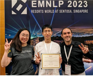 왼쪽부터 Liwei Jiang(UW, AI2), 김현우(서울대, AI2), Ronan Le Bras(AI2)가 ‘EMNLP 2023’에서 ‘Outstanding Paper Award’를 수상한 후 기념 촬영을 하고 있다