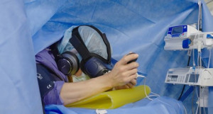 청담해리슨병원의 환자가 깨어있는 상태로 VR 체험을 하며 척추 수술을 받고 있다