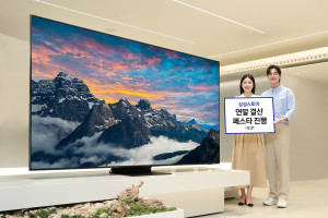 삼성스토어 모델이 전년 대비 약 3.2배 판매량이 증가한 98형(247cm) TV를 소개하고 있다