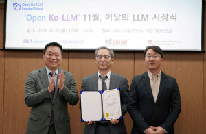 ‘Open Ko-LLM’ 11월, 이달의 LLM(7B 초과부문)을 수상한 미디어그룹사람과숲(왼쪽부터 한국지능정보사회진흥원 황종성 원장, 미디어그룹사람과숲 한윤기 대표, CTO 정철현 이사)