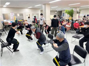 가천대학교 휴먼보건과학융합연구소가 효나눔 노인복지센터의 어르신을 대상으로 운동 프로그램을 진행하는 모습