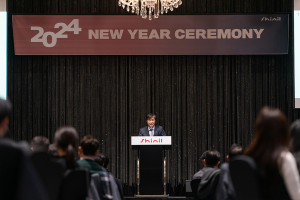 신일 정윤석 대표이사가 2024 신년회 자리에서 기념사를 전하고 있다(사진: 신일)