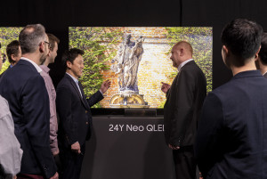 독일 프랑크푸르트 ‘2024 유럽 테크세미나’에서 참석자들이 삼성전자의 2024년형 Neo QLED 8K 신제품을 살펴보고 있다