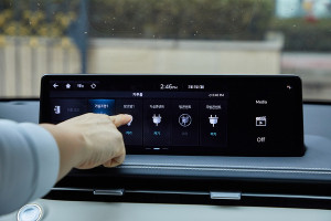 카투홈(Car-To-Home) 기능으로 차량에서 세대의 IoT를 제어하는 모습