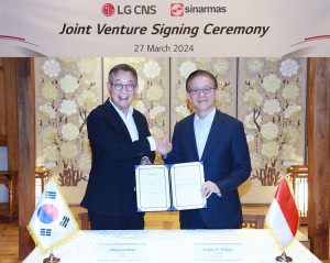 왼쪽부터 LG CNS 현신균 대표와 시나르마스 프랭키 우스만 위자야 회장이 합작투자 계약을 체결하고 있다