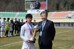 왼쪽부터 일본선발팀 주장 스미 코시로, 주식회사 덴소 야마자키야스히코 부사장