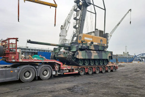 폴란드 그드니아 항구에 도착한 폴란드 K2 전차