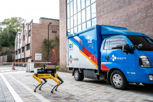 라스트마일 로봇 배송 서비스 실증 사업에 활용된 차량과 로봇개 ‘스팟(SPOT)’의 모습