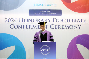 니킬 세스(Nikhil Seth) 유엔훈련연구기구(UNITAR) 사무총장이 명예 경영학박사 학위 수여식에서 답사를 하고 있다