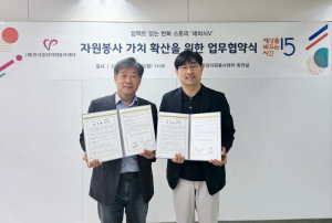 왼쪽부터 한국중앙자원봉사센터 김의욱 센터장과 세상을 바꾸는 시간 15분 구범준 대표가 8일 업무협약식에서 기념촬영을 하고 있다