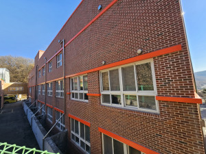 인방 공사를 완료한 학교 건물 전경