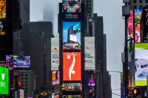 삼성전자가 미국 뉴욕 타임스스퀘어에서 ‘비스포크 AI 패밀리허브’ 냉장고 영상으로 옥외광고를 선보이고 있다