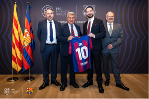 EBC 파이낸셜 그룹과 FC 바르셀로나가 주안 라포르타(Joan Laporta, 왼쪽에서 두번째) 회장이 참석한 가운데 파트너십 체결을 기념한 유니폼 교환을 통해 금융과 축구의 만남을 축하하고 있다