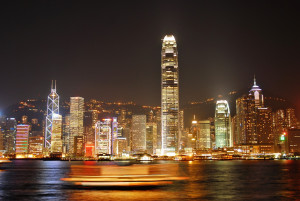 특히 이번 서비스는 조만간 공개 예정인 홍콩 최초의 현물 암호화폐 ETF의 성공적인 출시 및 관리에 필요한 현물 청약 및 상환 프로세스가 용이하게 이루어질 수 있도록 맞춤화되어 제공된다. 사진은 홍콩 금융가의 야경 모습(Wikimedia Commons/CCL)