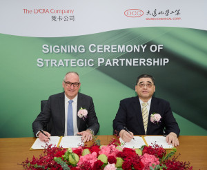 Left to Right: Steve Stewart, chief brand and innovation officer, The LYCRA Company, and Shean-Tung Lin, Chairman, Dairen Chemical Corporation (DCC), sign a letter of intent for DCC to convert QIRA® into low-impact PTMEG for bio-derived LYCRA® fiber. (Photo: Business Wire)