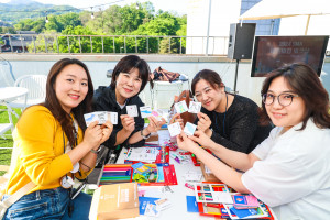 2024 서울MICE얼라이언스 네트워킹 워크숍 참석자들이 ‘해양보호생물 메모리게임’ 컬러링 체험을 하고 있다