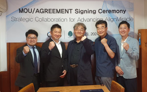 오디에스와 넥스테라가 ODS의 다이렉트 투명교정 장치 ‘AlignMiracle’의 사업화를 위한 상호 업무협약(MOU) 및 임상계약을 체결했다. 왼쪽 두번째부터 일본 넥스테라 아츠시 니시카와(Atsushi Nishikawa) 대표이사, 오디에스 박성원 대표이사(사진=오디에스)