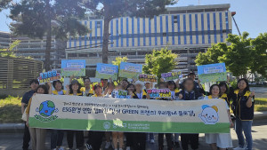 강서구청소년상담복지센터와 1388청소년지원단, 강서경찰서, 학교밖청소년들이 연합해 서울 강서구 마곡 광장에서 어울림마당까지 이어지는 거리에서 피켓을 활용한 연합 캠페인과 환경정화 활동을 실시했다