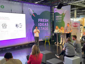 ‘반려동물용품전시회(INTERZOO 2024)’ 현장에서 열린 스타트업 경진대회 ‘Fresh Ideas Stage’에서 한국관 참가기업 펫나우가 피칭을 하고 있다.