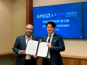 EL Saravanan, Singapore Chai Chee Site Lead, AMD (left) and John Choe, director of global business at Roborobo (right)