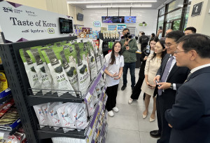 KOTRA가 현지시간 13일 카자흐스탄 알마티 릭소스 호텔에서 ‘2024 K-라이프스타일 인 카자흐스탄’을 개최했다. 카자흐스탄 알마티 시내에 마련된 ‘KOTRA-씨유 팝업스토어’에서 전춘우 KOTRA 부사장(오른쪽에서 두 번째)이 카자흐스탄 현지 점원의 상품 설명을 듣고 있다
