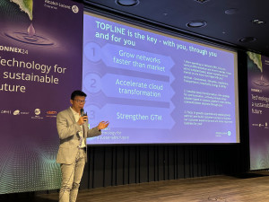 ALE 아태지역 자이총 티 부사장이 Connex24 행사에서 기조 연설을 하고 있다