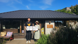 왼쪽부터 스프링샤인 김종수 대표와 컬러랩제주 김은명 대표가 업무협약 체결 후 기념사진을 촬영하고 있다