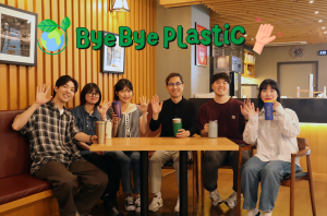 김종현 쿠콘 대표(왼쪽에서 네 번째)가 범국민 환경보호 캠페인 ‘바이바이 챌린지’에 참여했다
