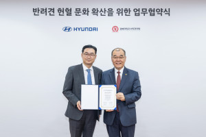 왼쪽부터 현대자동차 국내사업본부장 정유석 부사장, 경북대학교 홍원화 총장이 기념 촬영을 하고 있다