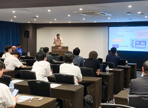 엑셈 일본 법인의 주요 고객사인 이데미츠코산의 테크니컬 ICT 추진부 소속 오노 히로시가 12일 일본 ‘DB 테크 쇼케이스 2024’에서 ‘SAP DB 운용의 과제와 향후 계획’을 주제로 세션 발표를 진행하고 있다.