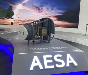 2023년 ADEX에서 전시한 LIG넥스원의 FA-50용 공랭식 AESA 레이다