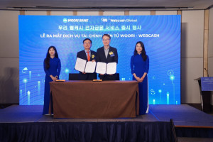 웹케시글로벌과 베트남우리은행이 ‘베트남 전자 금융 서비스’를 출시했다. 왼쪽부터 베트남우리은행 박종일 법인장, 웹케시글로벌 이실권 대표