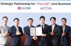 김상건 아비바코리아 대표(왼쪽 네 번째)와 LG CNS 화학/전지사업부장 한민기 전무(왼쪽 세 번째) 등 양사 관계자가 MOU 체결식에서 기념 촬영을 하고 있다