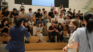 삼성스토어 전국 주요 매장에서 갤럭시 팬들이 ‘갤럭시 첫 만남 이벤트’에 참여하고 있다