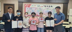한국청소년연맹 허정 본부장(왼쪽 끝)이 서울당서초등학교 이성순 교장(오른쪽 끝), 전교학생 회장단과 기념 촬영을 하고 있다