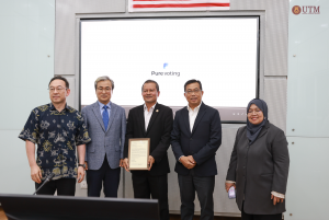 왼쪽부터 김동성 CEO, 정성호 KICS 회장 (한국외국어대 교수), Prof. Dr. Jafri Bin Din, Dean, Faculty of Electrical Engineering, Prof. Ts. Dr. Abd Latif bin Saleh, Pro Vice Chancellor, UTM Kuala Lumpur, Prof. Ir. Dr. Sevia Mahdaliza Idrus Sutan Nameh, Faculty of Electrical Engineering