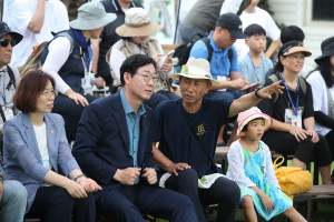 왼쪽부터 박미랑 화성시청 문화교육국장, 정명근 화성시장, 송인현 극단민들레 예술감독