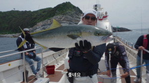 배우 이태곤이 1m급의 부시리를 잡고 있다