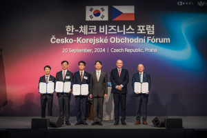 왼쪽부터 한국자동차연구원 나승식 원장, 한국산업기술평가원 전윤종 원장, 현대차 전략기획실 김동욱 부사장, 산업통상자원부 안덕근 장관, 체코 산업통상부 요제프 시켈라(Jozef Síkela) 장관, 체코 오스트라바 공대 바츨라프 스나셀(Vaclav Snasel) 총장(사...