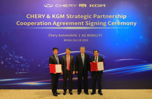 KG 모빌리티와 글로벌 기업 체리자동차가 중국 안후이성 우후시에 위치한 체리자동차(Chery Automobile Co., Ltd.,)에서 진행된 행사에서 양사 간 ‘전략적 파트너십 및 플랫폼 라이선스 계약’을 체결하고 KGM 곽재선 회장(사진 왼쪽에서 두 번째) 및 황기영 대표이사(사진 왼쪽)를 비롯해 체리그룹 인퉁웨(Yin Tongyue) 회장(사진 오른쪽에서 두 번째), 장귀빙(Zhang Guibing) 사장(사진 오른쪽)이 기념 촬영을 하고 있다