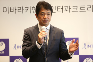 오이가와 카즈히코 이바라키현 지사가 프레스 콘퍼런스에서 인사하고 있다