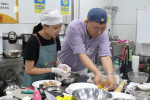 ‘제8회 유스 욜-림픽’에 참가한 아버지와 자녀가 요리를 만들고 있다