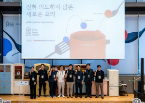 지난 23일 서울 성동구 상상플래닛에서 열린 ‘EMA AI·Content 프로그램’ 데모데이에서 참가 스타트업 8팀이 기념 촬영을 하고 있다