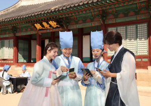 국내외 관광객들이 12일 서울 창경궁에서 대한민국 전통문화와 연계한 ‘갤럭시 AI’의 다양한 기능을 체험하고 있다