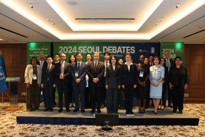 UNDP Administrator Achim Steiner, 2nd Vice Foreign Minister of the Republic of Korea Insun Kang, UNDP Seoul Policy Centre Director Anne Juepner, with panelists and participants at the “2024 Seoul Debates”