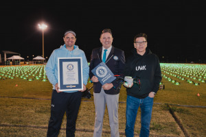 왼쪽부터 Sky Elements Drone Shows의 Preston Ward, 유비파이 최고운영책임자(COO) Robert Cheek, 기네스 세계기록 기록관