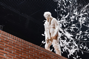 비둘기 소년(Dove Boy) , 김순임, 2009-2012, 다양한 장치, 양모펠트, 와이어, 깃털, 스케이트보드와 다니엘의 스니커즈, 가변크기.