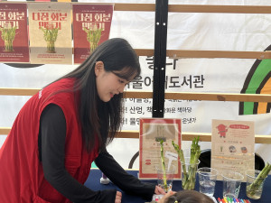 서울시청 앞 책읽는 서울광장에서 서울 영세이버가 아동권리 인식개선 캠페인을 진행하고 있다 ©세이브더칠드런 서울지역본부