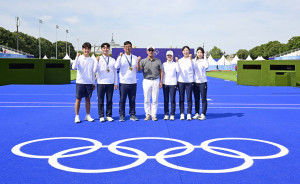 정의선 회장(가운데)이 2024 파리올림픽 양궁 국가대표 선수단과 함께 프랑스 파리 앵발리드에서 기념 촬영을 하고 있다